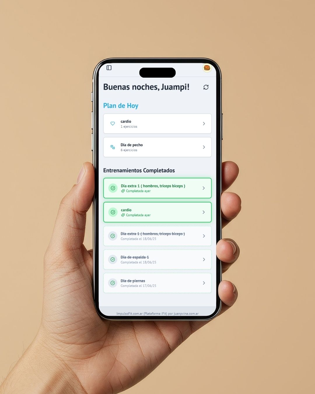 Mano sosteniendo un celular con la vista de cliente de la app ImpulsoFit